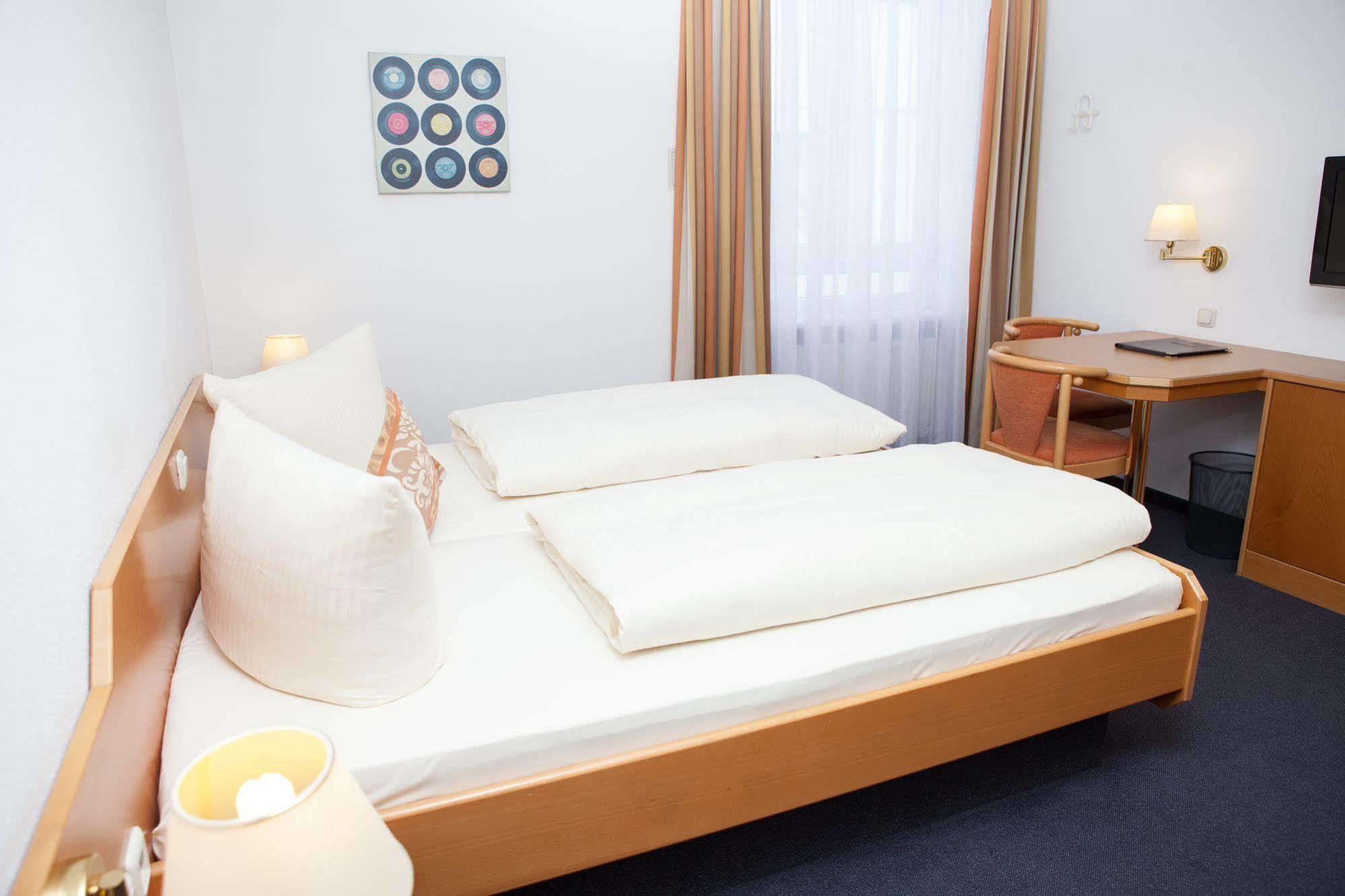 Hotel Am Ostpark Neubiberg Exterior photo